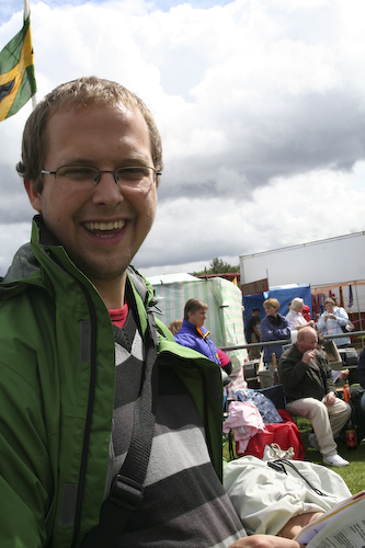Johannes tittar på