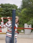 Elsa klättar i lekparken