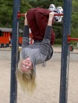 Eva hänger upp och ner i lekparken