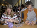 Elsa stickar och Johannes virkar