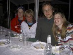 Vid bordet. Emil, Sara, Johannes och Elsa