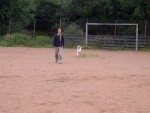 Ludde har hittat en colaflaska, och husse är lika glad han