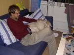 Johannes och Ludde i soffan