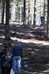 Avståndslek. Ludde har stenkoll på personen i skogen